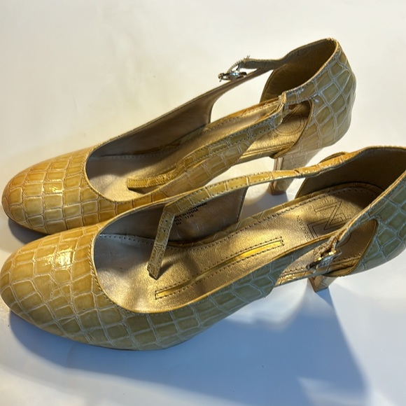 New Directions 3 1/4” heels bone color faux alligator size 8 M - Picture 4 of 8
